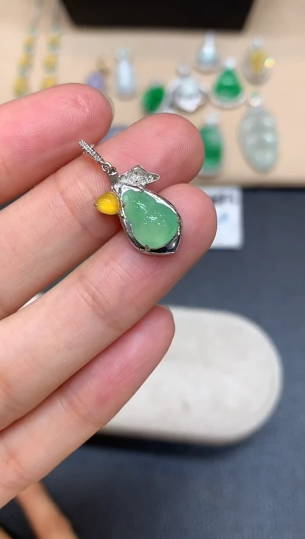 颈饰18K金镶嵌翡翠葫芦【无服务费