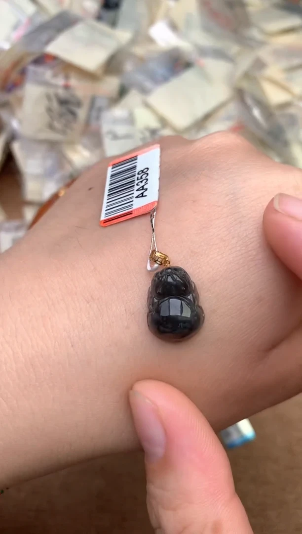 18K金镶嵌挂件翡翠云**燕—