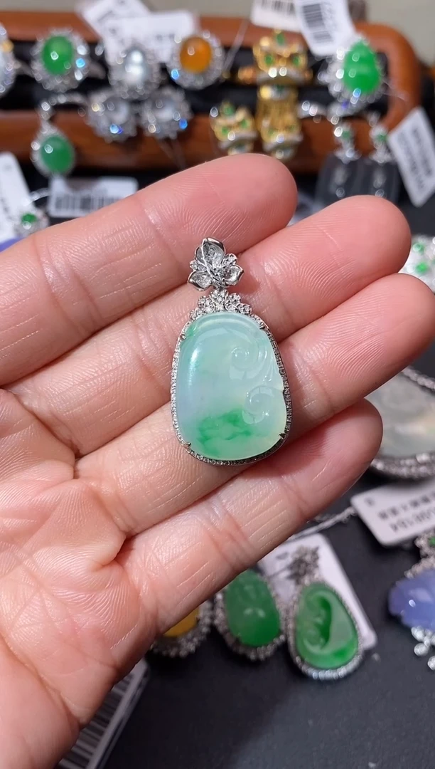 【闪购商品】翡翠吊坠(不含链)18K金镶嵌吊坠