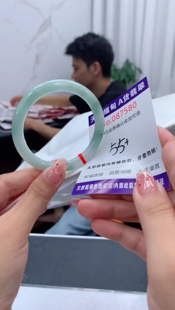 未镶嵌手镯翡翠有纹，完美者勿拍