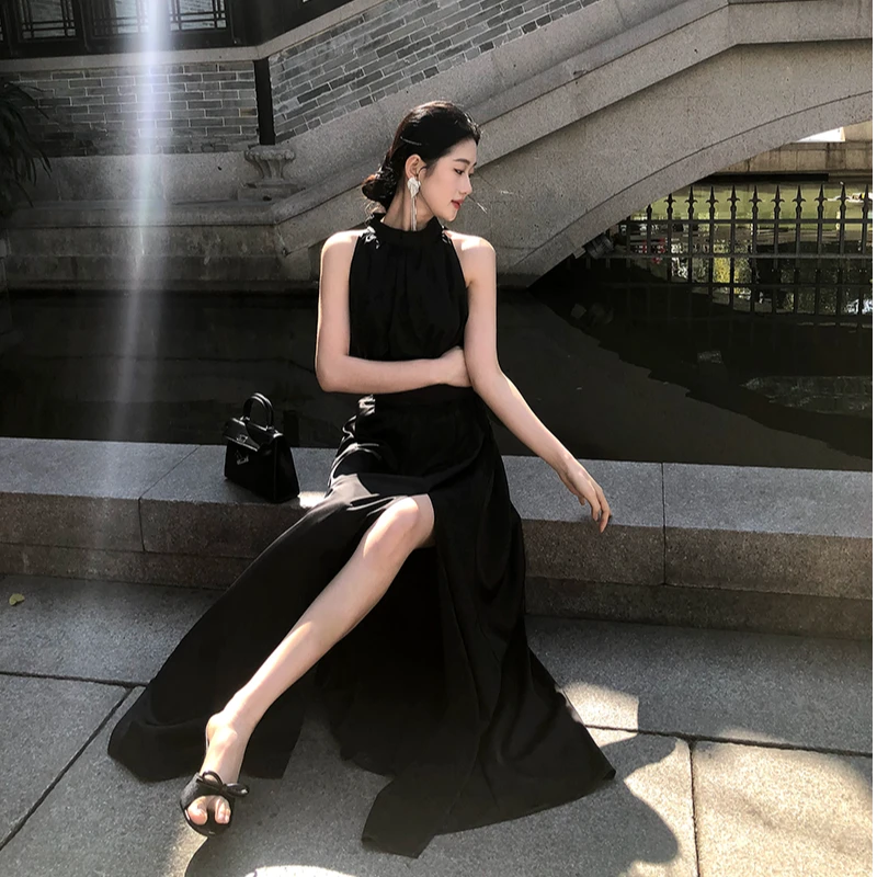 缎面黑色无袖挂脖开叉连衣裙法式高级感财阀千金显瘦气质收腰长裙