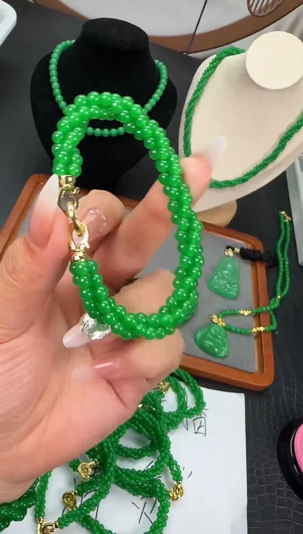 足银镶嵌翡翠耳饰小米麻花手串