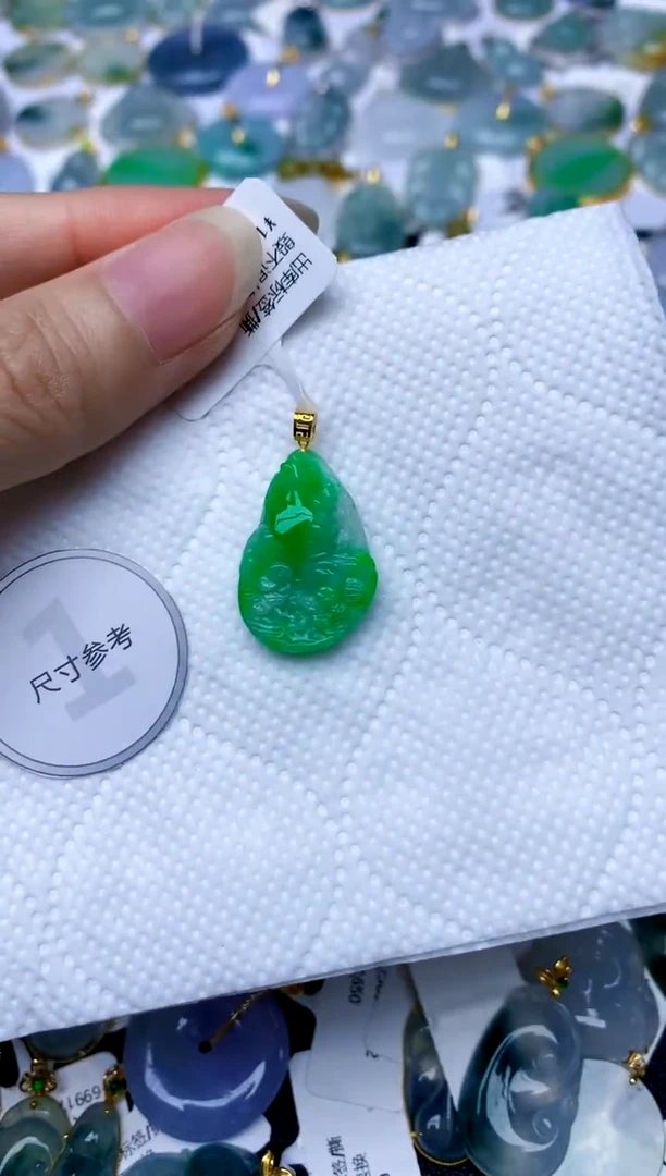 颈饰18K金镶嵌翡翠天然A货翡翠