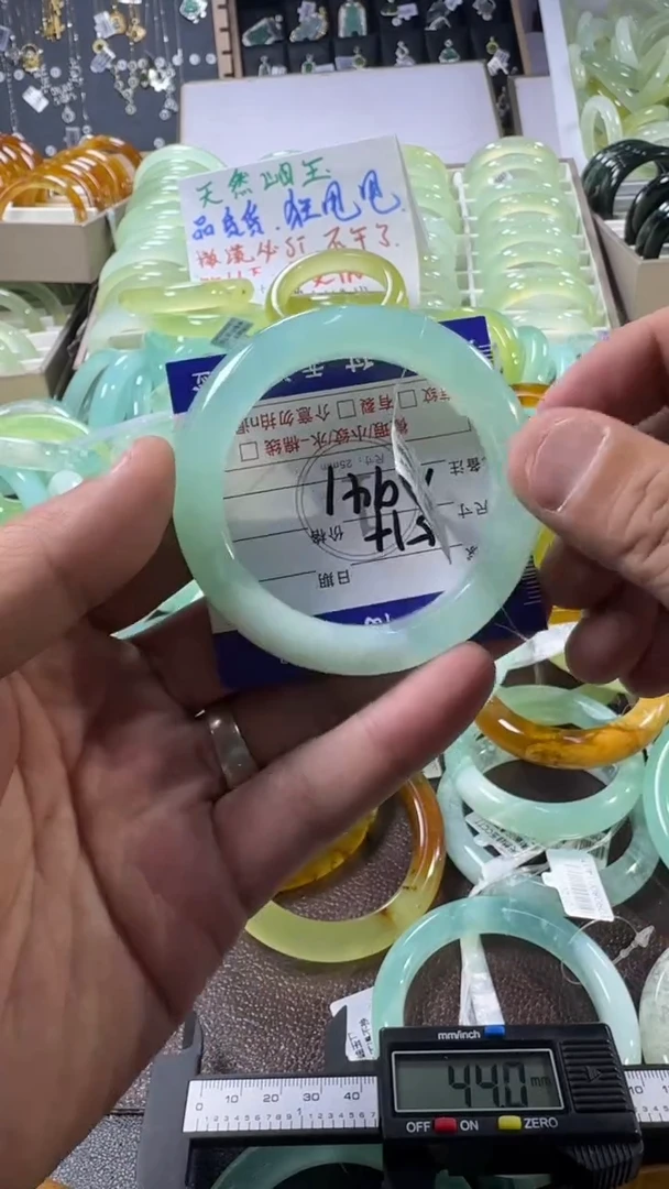 未镶嵌蛇纹石玉手镯1