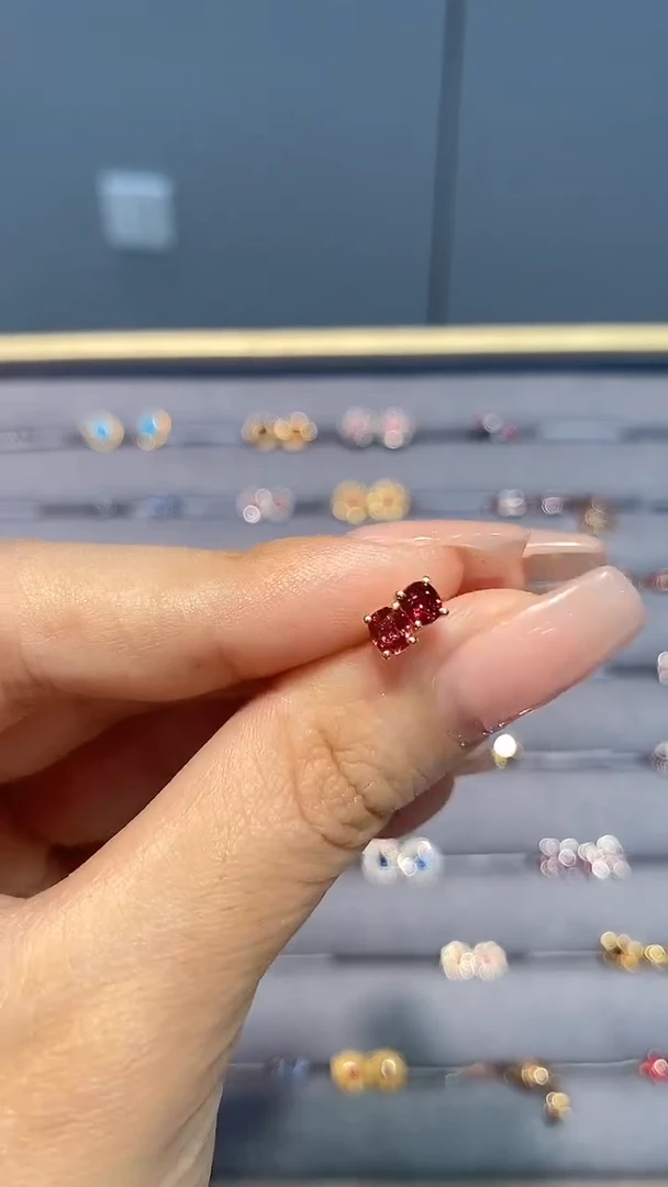 尖晶石耳钉18K金镶嵌耳钉