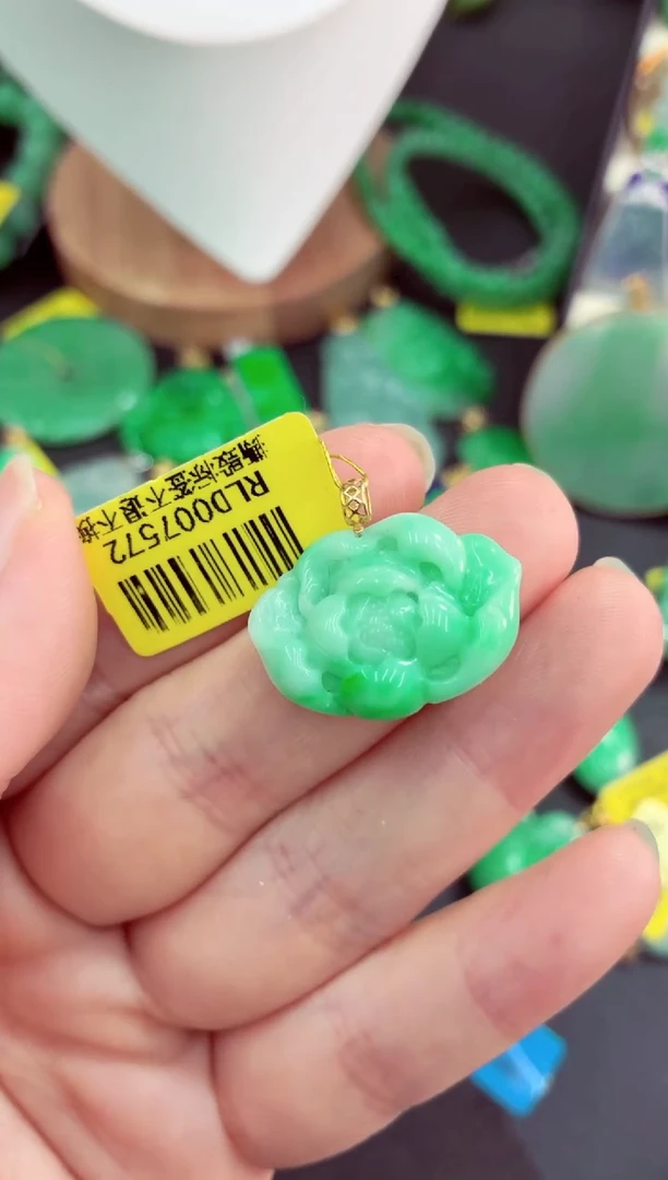 吊坠(不含链)18K金镶嵌翡翠挂件