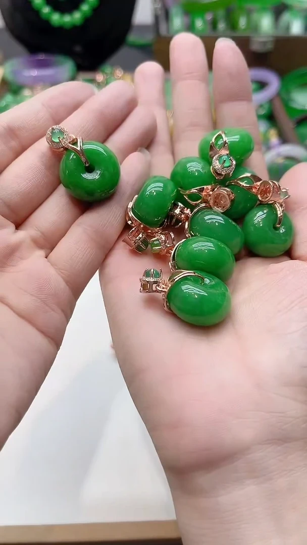 吊坠(赠链)14K金镶嵌翡翠满绿面包扣