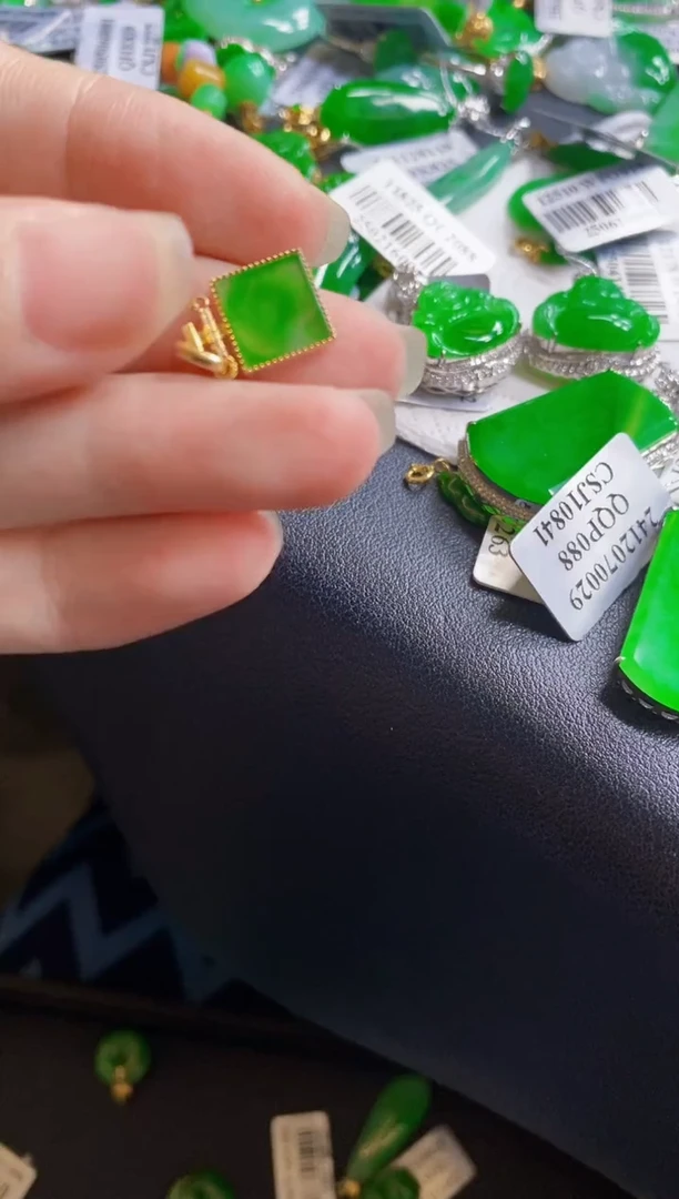 翡翠18K金镶嵌颈饰吊坠