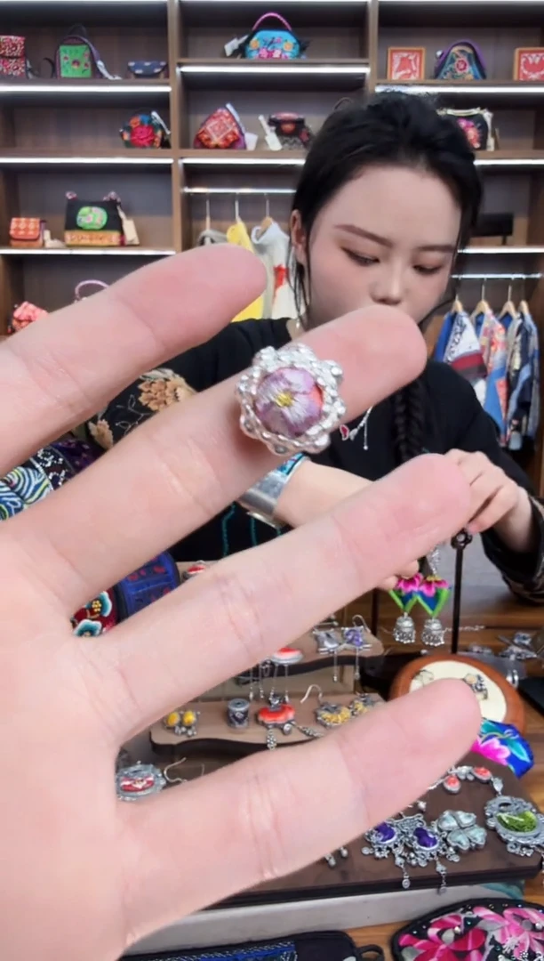 【闪购商品】织绣230蒙阿苏苗绣传承