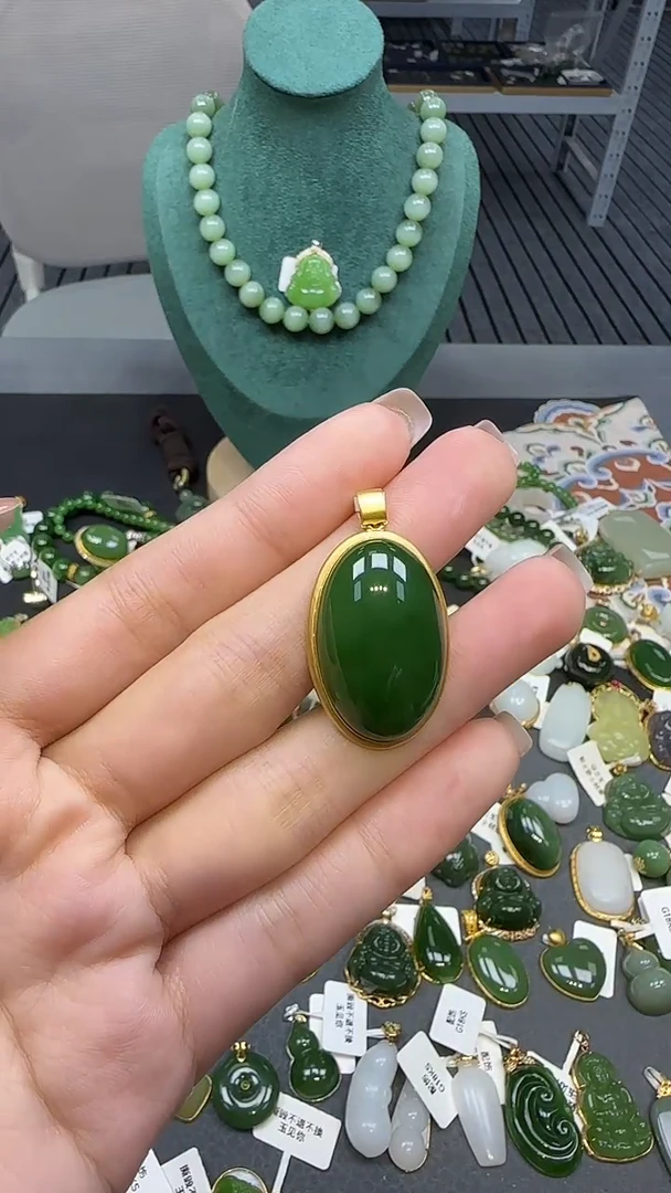 18K金镶嵌和田玉挂件1