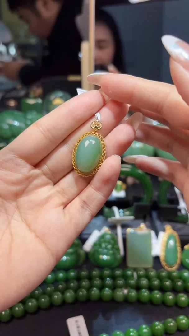 【闪购商品】和田玉（碧玉）吊坠(赠链)18K金镶嵌1