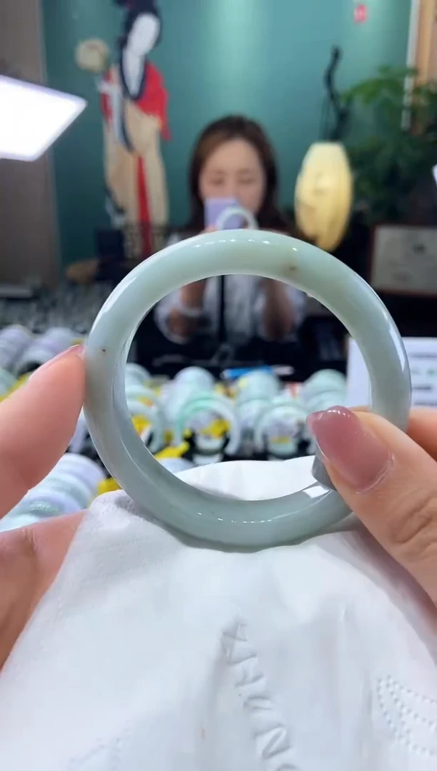 翡翠手镯未镶嵌56.6圈口t