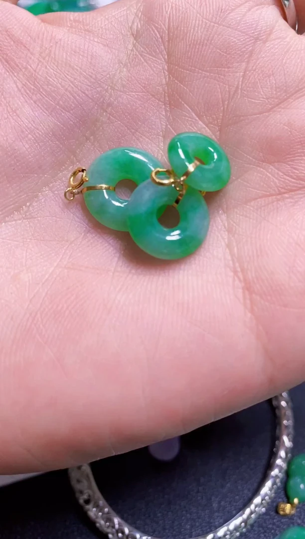 颈饰18K金镶嵌翡翠多样性发货发1个