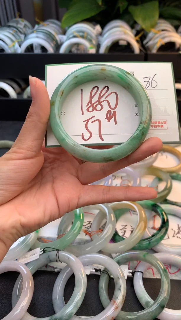 未镶嵌定制翡翠毛货需精细抛光+多人