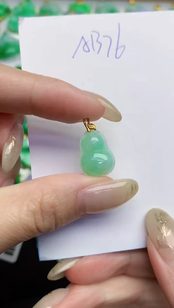 翡翠18K金镶嵌颈饰缅甸天然翡翠A货