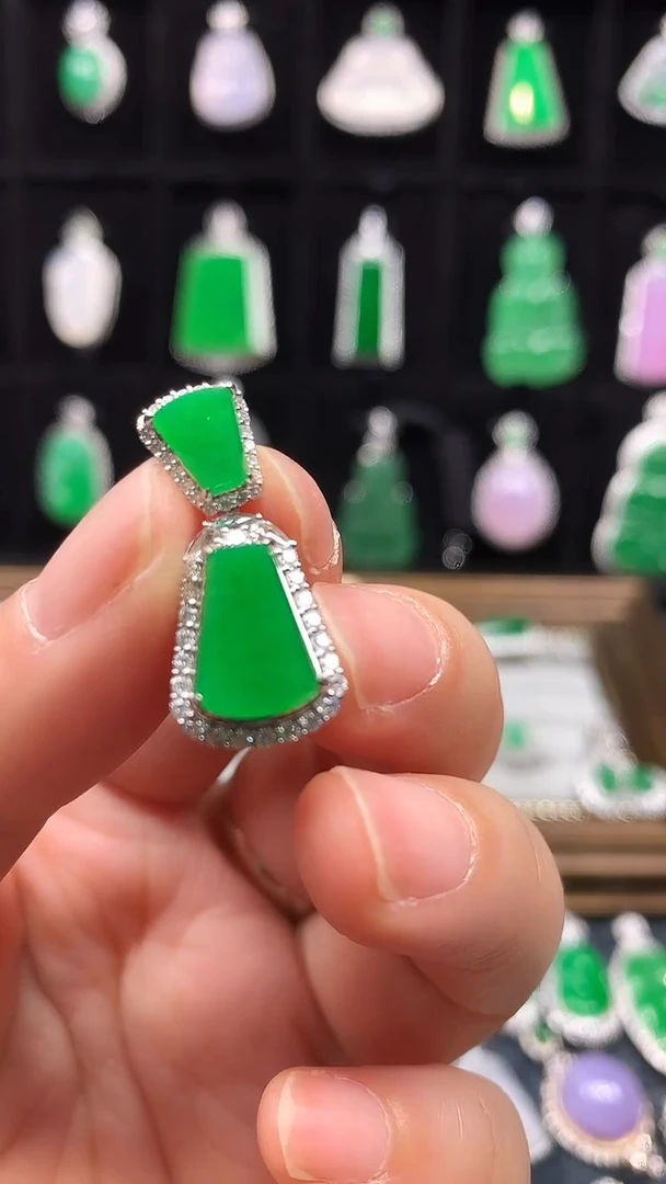 翡翠18K金镶嵌颈饰18k翡翠吊坠