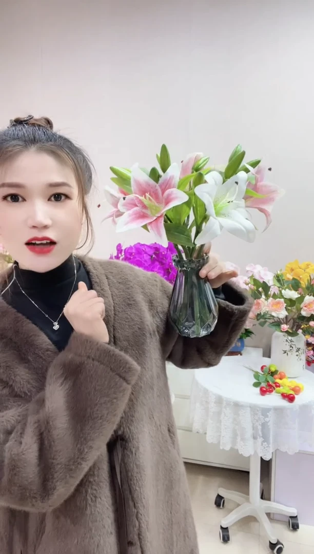 4支粉色1支白色百合+钻石款玻璃花瓶