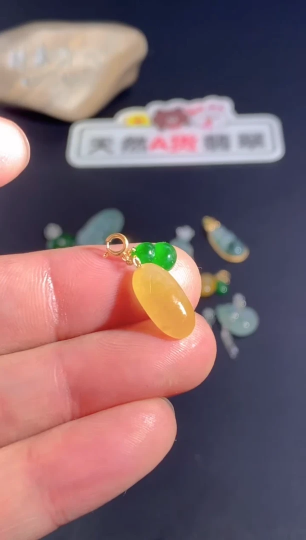 颈饰18K金镶嵌翡翠