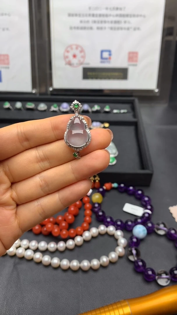 颈饰18K金镶嵌翡翠葫芦