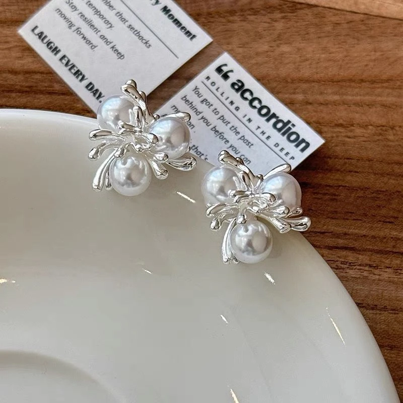 合金仿珍珠耳饰 银色仿珍珠花朵花簇耳钉轻奢精致2025新款耳饰女