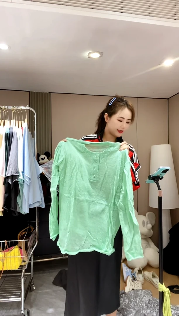 绿色扣子针织衫