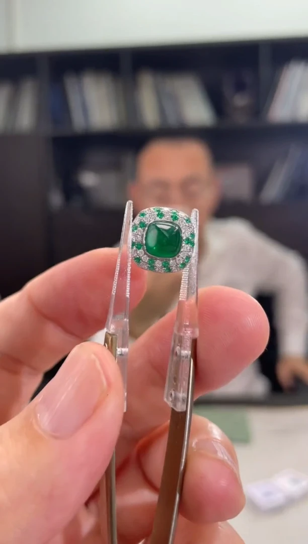 【闪购商品】吊坠18K金镶嵌祖母绿1.26克拉祖母绿糖塔吊坠