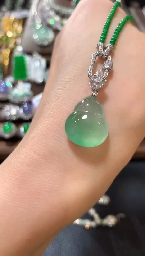 吊坠(不含链)18K金镶嵌翡翠m46 尾款58000