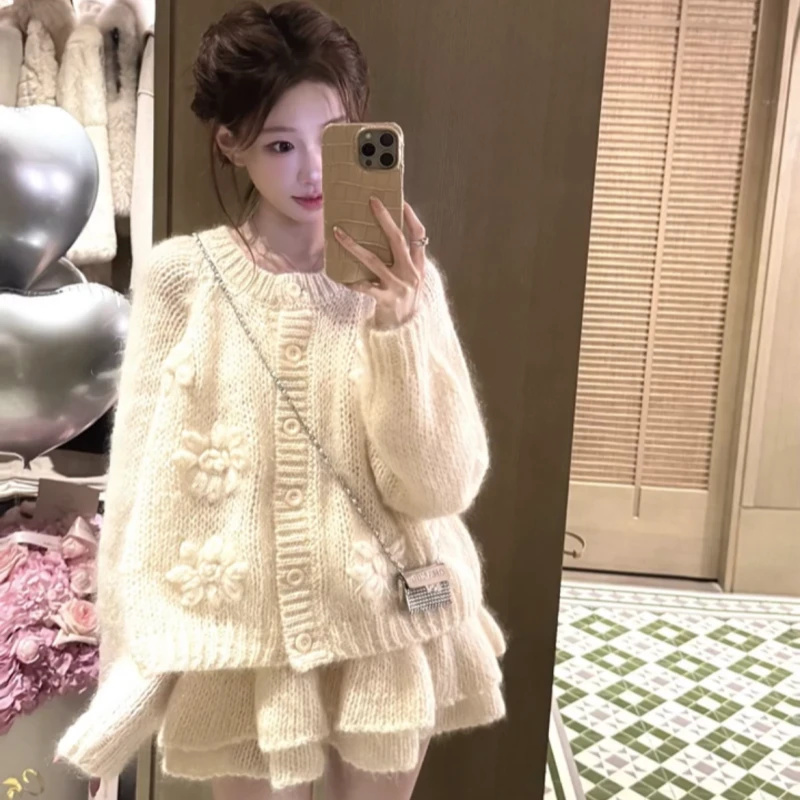 法式重工白色手绣花朵针织开衫女奶呼呼软糯毛衣外套厚套装