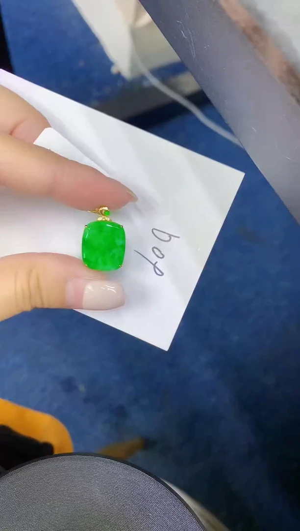 颈饰18K金镶嵌翡翠缅甸天然翡翠A货