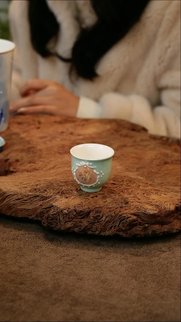 手绘陶瓷作品茶杯
