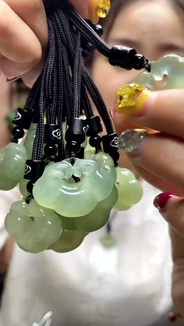 岫玉未镶嵌吊坠多样性发货发其中之一