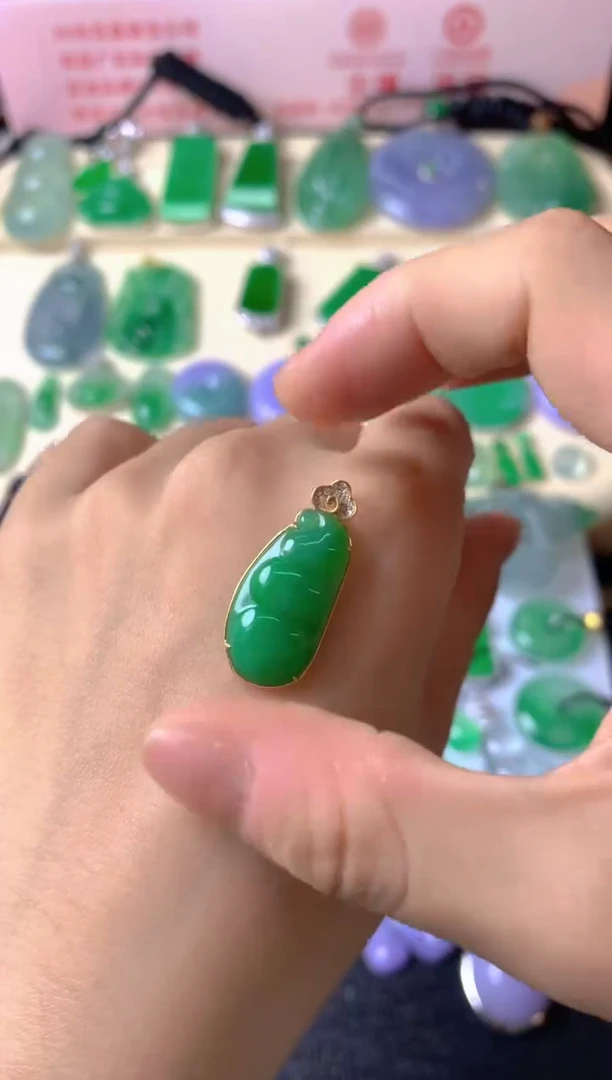颈饰18K金镶嵌翡翠小*玲吊坠