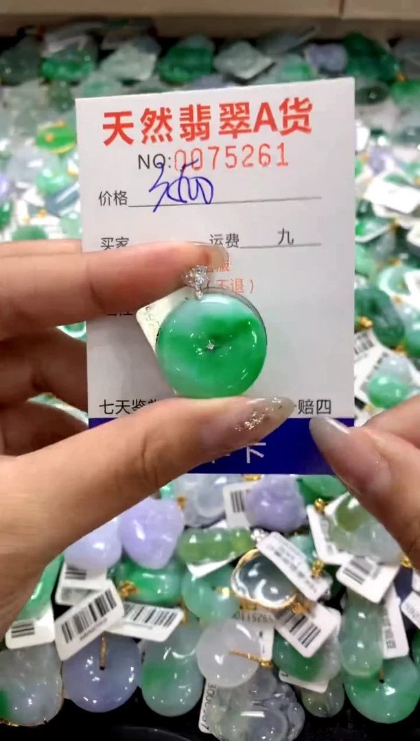 颈饰18K金镶嵌翡翠1111111111111111