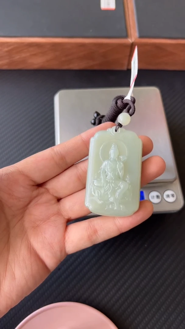 【闪购商品】和田玉吊坠(赠链)未镶嵌且末微色差近矿