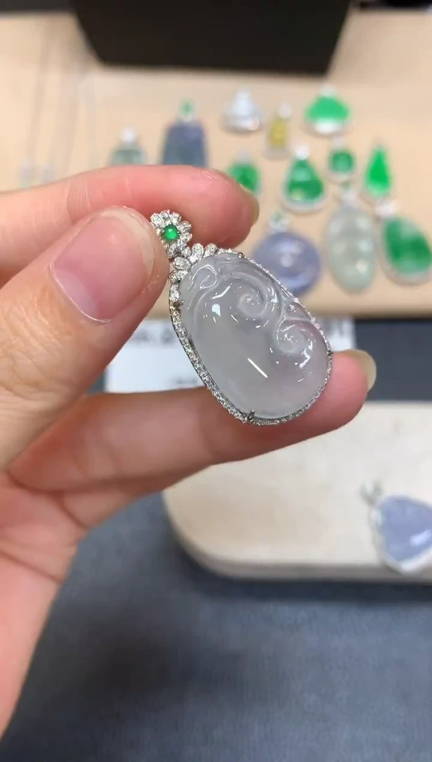 颈饰18K金镶嵌翡翠如意【无服务费