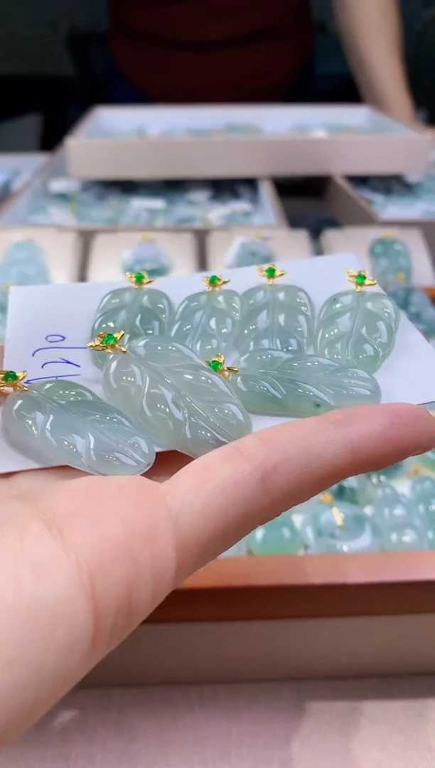 翡翠未镶嵌颈饰多样性发其一件