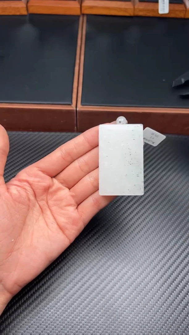 吊坠(赠链)未镶嵌和田玉黑山微色差吊坠