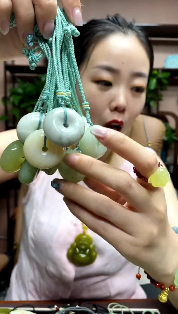 岫玉未镶嵌吊坠多样性发货发其中之一
