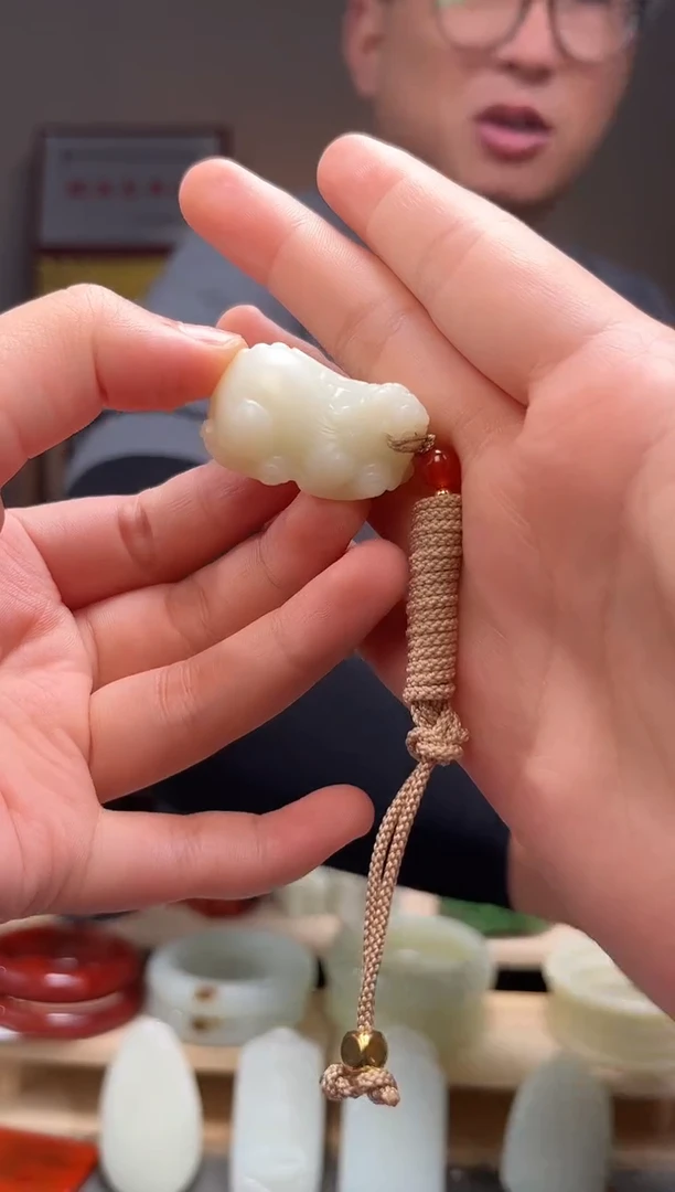 颈饰未镶嵌和田玉吊坠