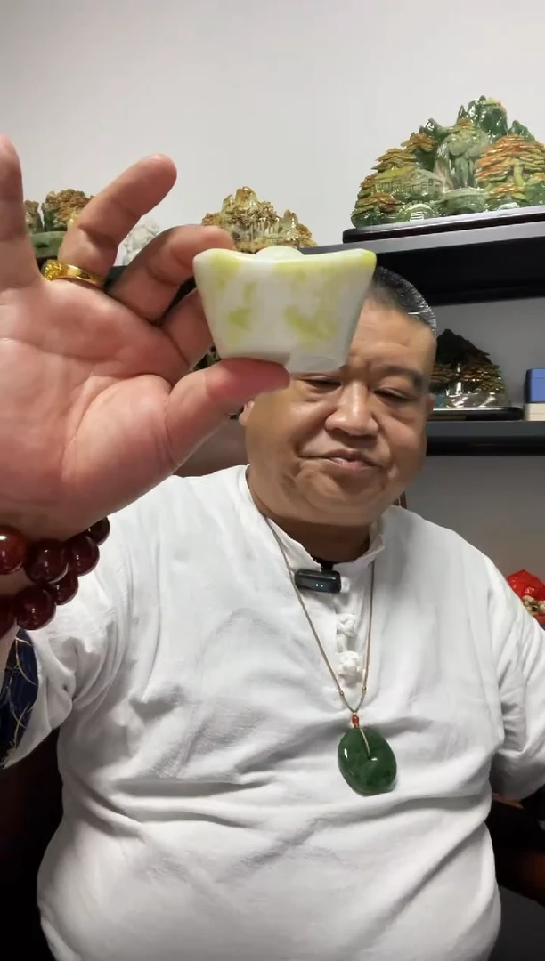 未镶嵌把件蓝田玉（蛇纹石化大理石玉）元宝雕刻