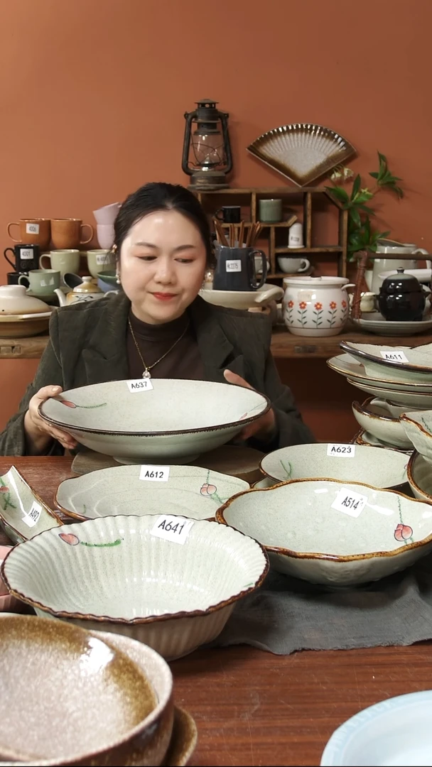 陶瓷A637 一只手绘荷花黑点超大草帽碗35.5*8.5可能微瑕