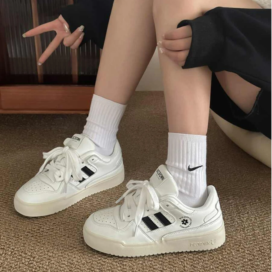 啄木鸟休闲小众板鞋女款春秋百搭复古港风鞋子ins潮配裙子小白鞋