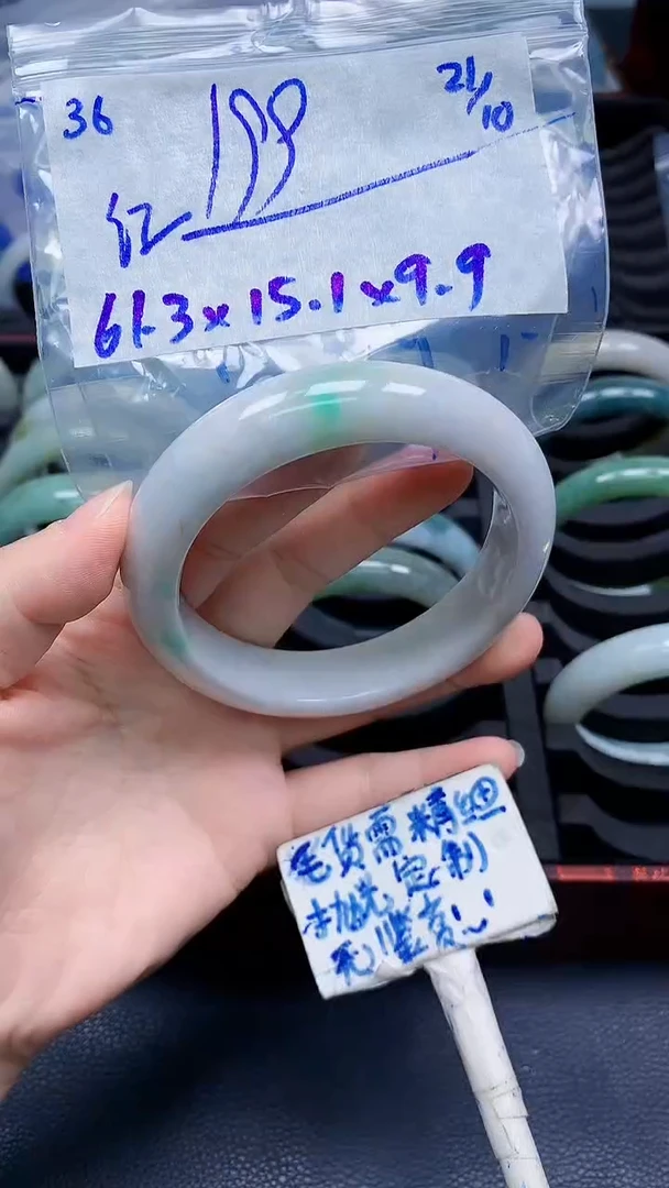 未镶嵌定制翡翠满*红36毛货需精细抛光手镯拍一发一