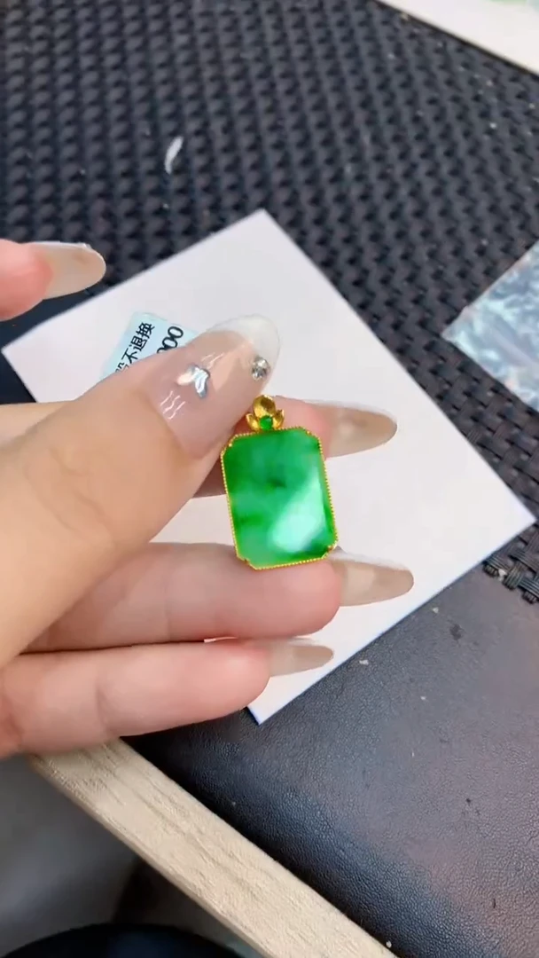 翡翠18K金镶嵌吊坠(不含链)1