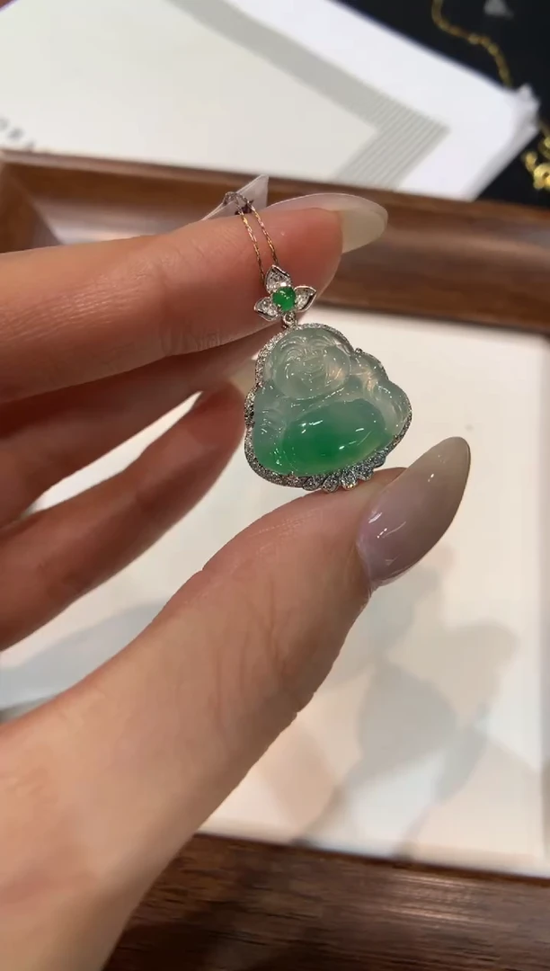 颈饰18K金镶嵌翡翠佛公