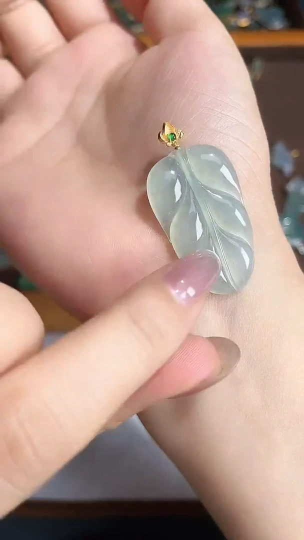 颈饰18K金镶嵌翡翠2025121401