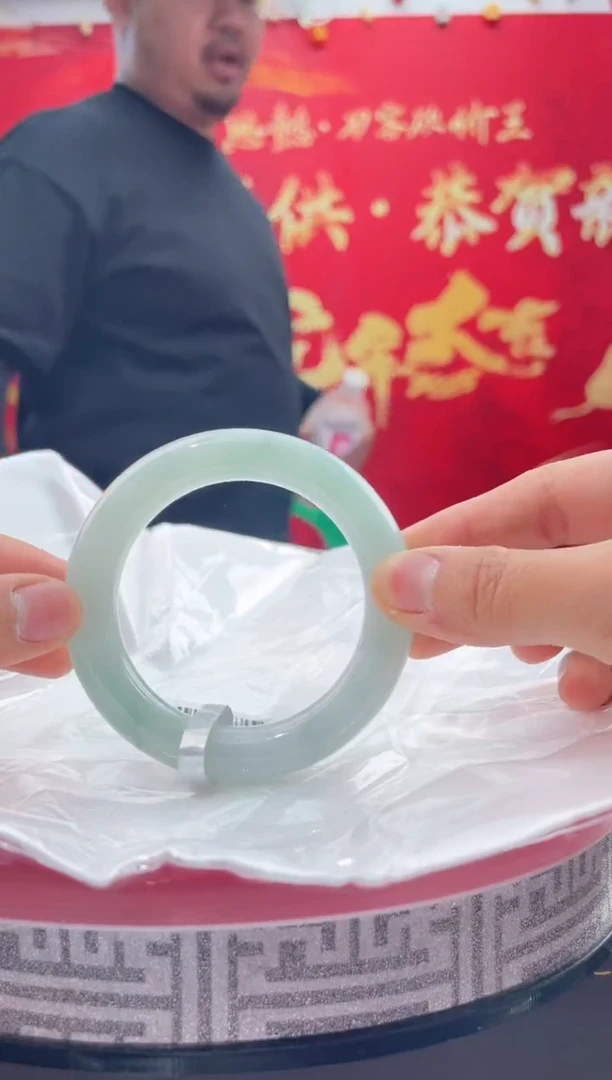 【闪购商品】翡翠手镯未镶嵌10翡翠手镯（微瑕）