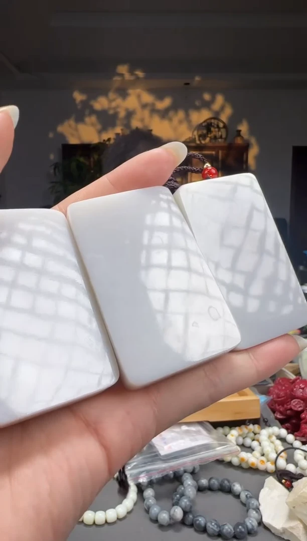 【闪购商品】和田玉颈饰未镶嵌35x60mm带青花拍一发一多样性发货