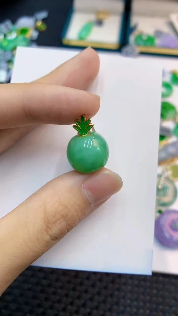 翡翠未镶嵌颈饰             1