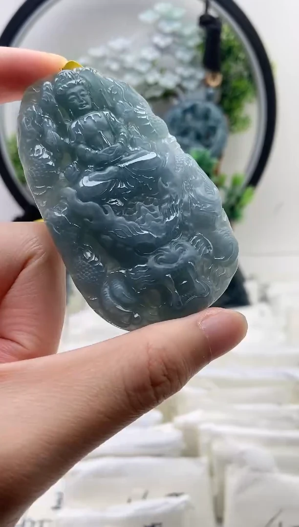 翡翠未镶嵌颈饰千手观音